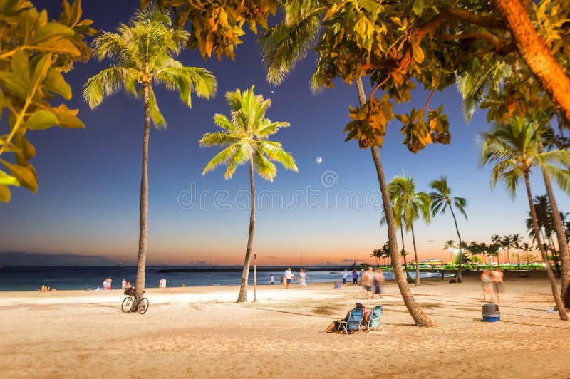 Sonnenuntergangzeit in Waikiki-Strand, Honolulu, Hawaii stockbilder Sonnenuntergangzeit in Waikiki-Strand, Honolulu, Hawaii stockbilder