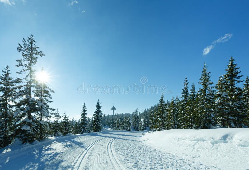 Sonnige Berglandschaft des Winters mit Skipiste. lizenzfreies stockfoto Sonnige Berglandschaft des Winters mit Skipiste. lizenzfreies stockfoto
