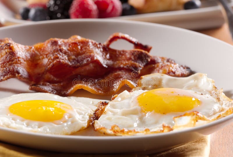 Sonnige Seite herauf Eier mit gebratenem Speck. stockfotos
