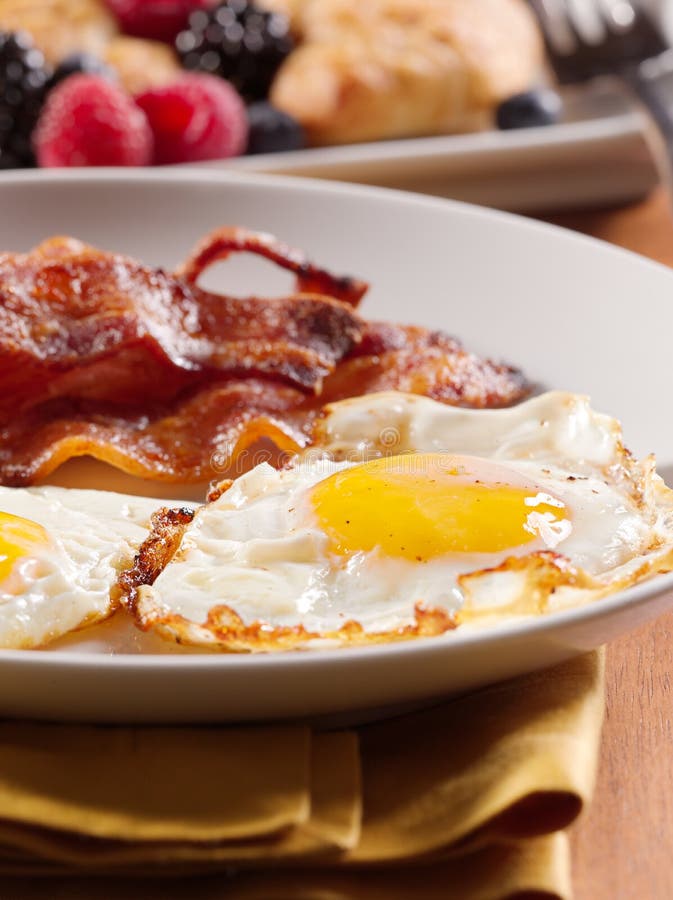 Sonnige Seite herauf Eier mit gebratenem Speck. lizenzfreie stockbilder