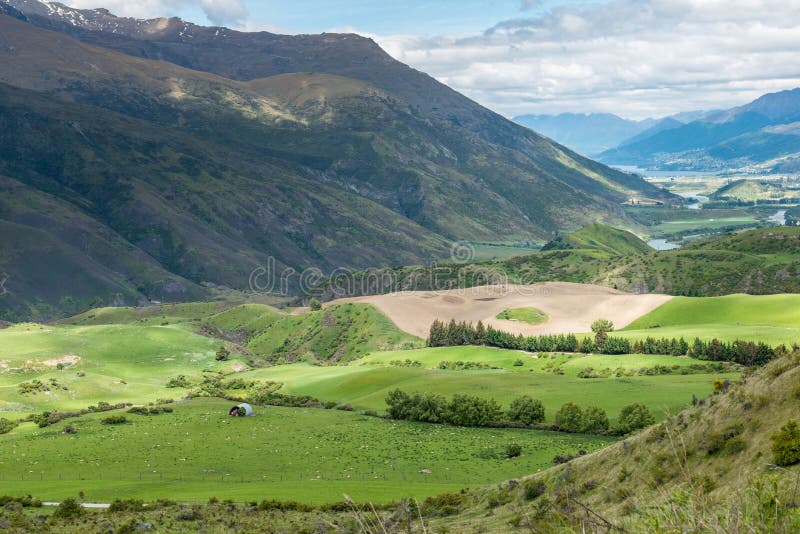 Sonnige Talansicht vom Kronen-Strecken-Straßen-szenischen Ausblick-Punkt nahe Queenstown stockfotos Sonnige Talansicht vom Kronen-Strecken-Straßen-szenischen Ausblick-Punkt nahe Queenstown stockfotos