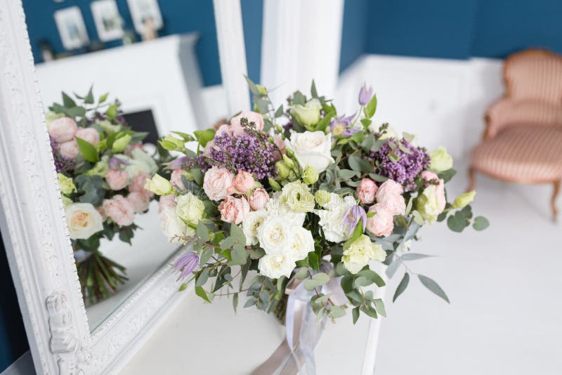 Sonniger Frühlingsmorgen im Wohnzimmer Schöner Luxusblumenstrauß von Mischblumen im Glasvase auf Holztisch Die Arbeit stockbilder Sonniger Frühlingsmorgen im Wohnzimmer Schöner Luxusblumenstrauß von Mischblumen im Glasvase auf Holztisch Die Arbeit stockbilder