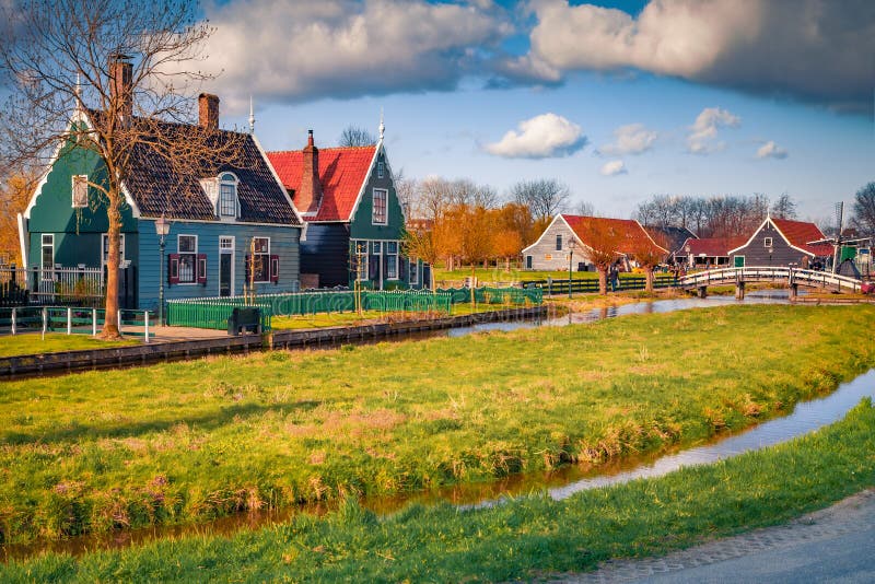 Sonniger Frühlingssinn mit Blick auf das Dorf Zaanstad mit hübschen Holzhäusern und Wasserkanal in den Netherlands. lizenzfreies stockfoto
