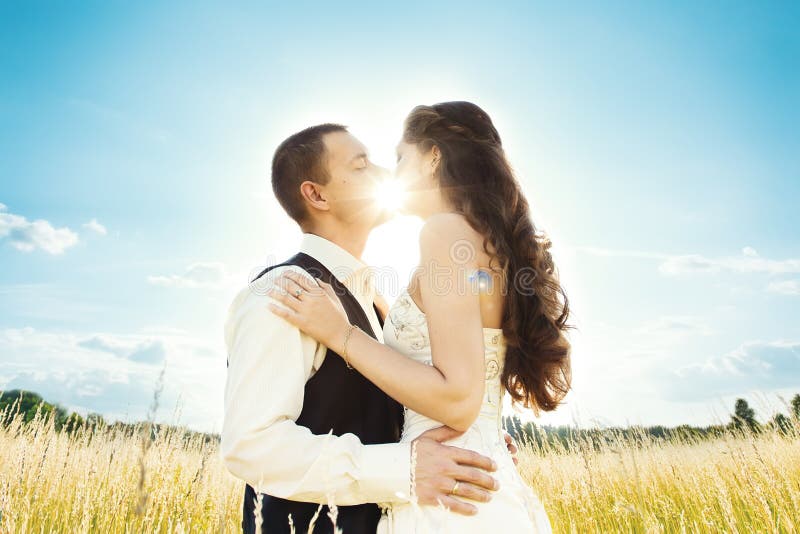 Sonniger Kuss. Braut und Bräutigam stockfoto Sonniger Kuss. Braut und Bräutigam stockfoto