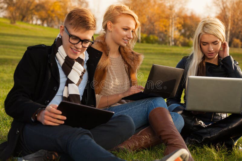 Sonniger Tag im Collegepark stockfotos Sonniger Tag im Collegepark stockfotos