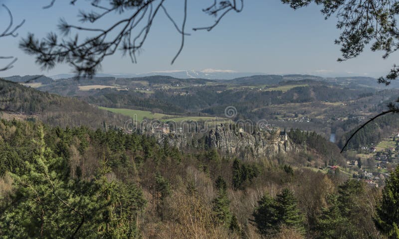 Sonniger Tag Mala Skala-Dorfs im Frühjahr stockbild Sonniger Tag Mala Skala-Dorfs im Frühjahr stockbild