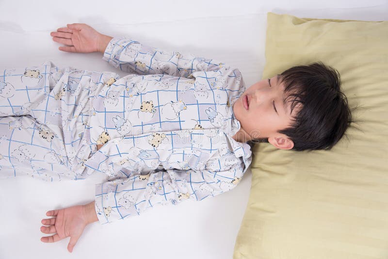 Спящему мальчику сняли трусы. Сон мальчика. Слип бойс. Kids diaper in Pyjamas Sleep. Sleep in diapers in Pyjamas Kids.