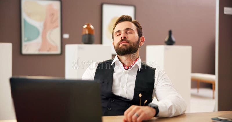 Sonno creativo e uomo con laptop stanco e sovraccarico di lavoro con fatica in attesa e esaurimento. Responsabile personale e fotografia stock