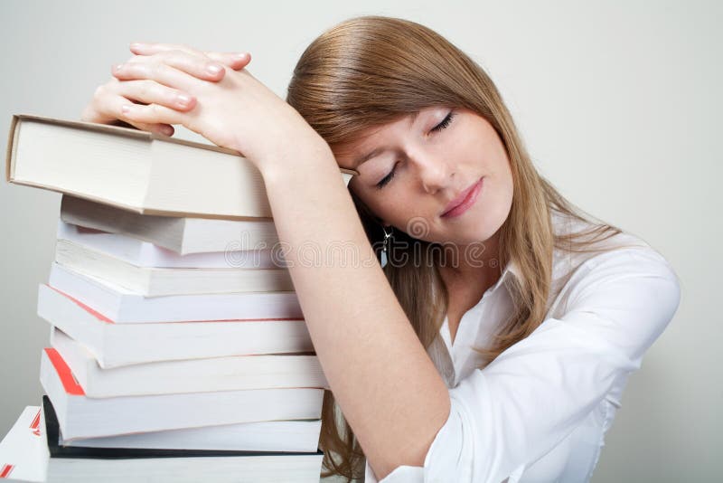 Sonno della donna di Bussines sui libri fotografia stock Sonno della donna di Bussines sui libri fotografia stock