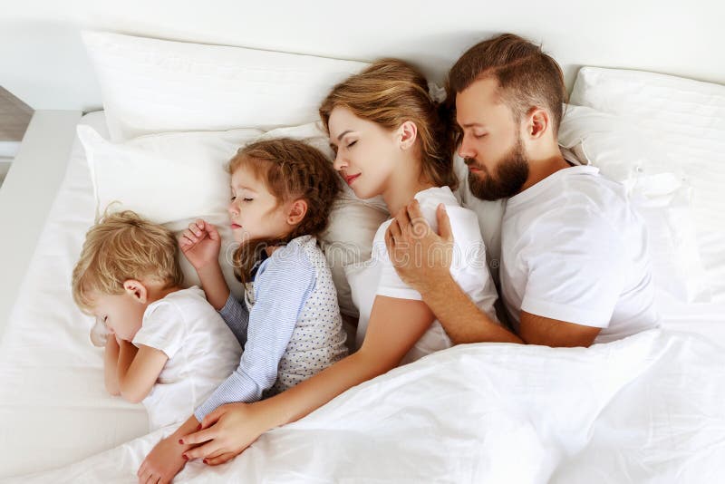 Bambino Di 7 Anni Che Dorme Con I Genitori Sonno Sano Genitori Felici E Bambini Che Dormono in Un Letto Bianco