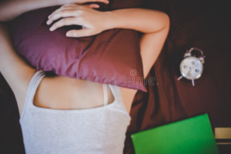 Sono bonito atrativo do can’t da mulher até a manhã, imagens de stock royalty free Sono bonito atrativo do can’t da mulher até a manhã, imagens de stock royalty free