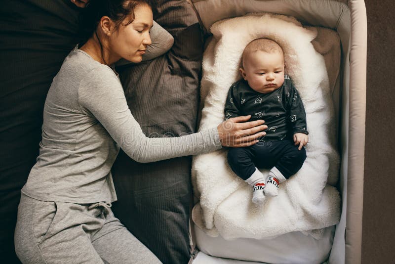 Sono da mãe e do bebê foto de stock Sono da mãe e do bebê foto de stock