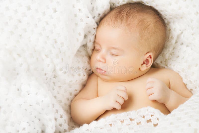 Sono recém-nascido do bebê coberto na cobertura de lã branca imagens de stock royalty free Sono recém-nascido do bebê coberto na cobertura de lã branca imagens de stock royalty free