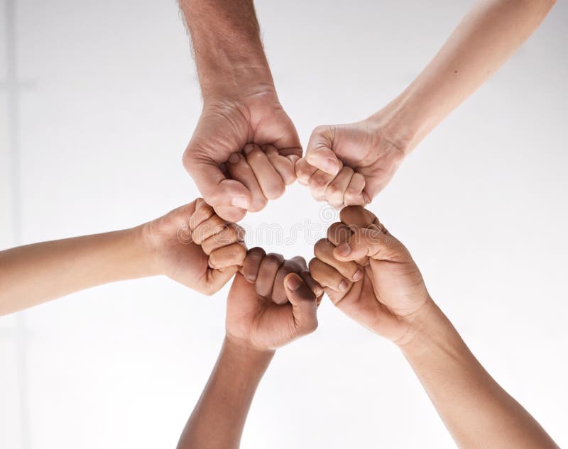 Sono stati più potenti quando ci siamo messi insieme. Un gruppo di imprenditori si unisce ai pugni in segno di solidarietà. fotografia stock libera da diritti