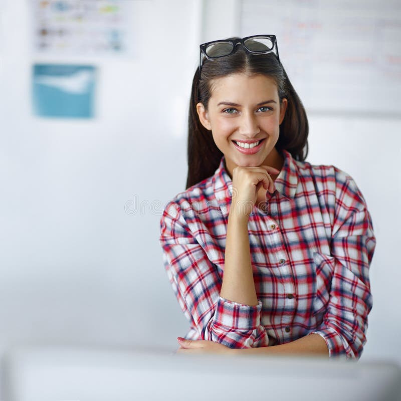 Sonreír con confianza y retrato de la mujer en el cargo con actitud alegre y positiva para su carrera. orgullo feliz y imagenes de archivo
