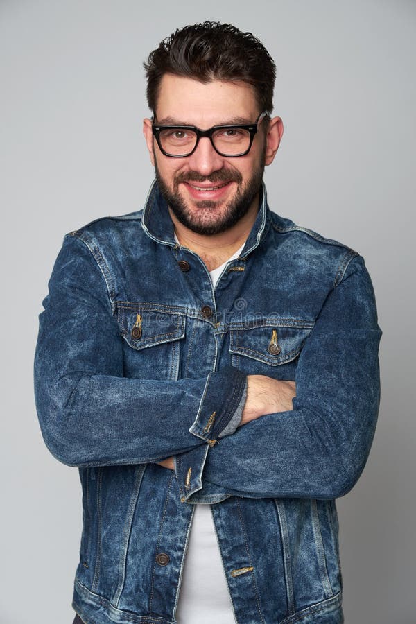 Sonriendo hombre alegre barbudo con los vidrios, vestidos ocasional ISO imagen de archivo libre de regalías Sonriendo hombre alegre barbudo con los vidrios, vestidos ocasional ISO imagen de archivo libre de regalías