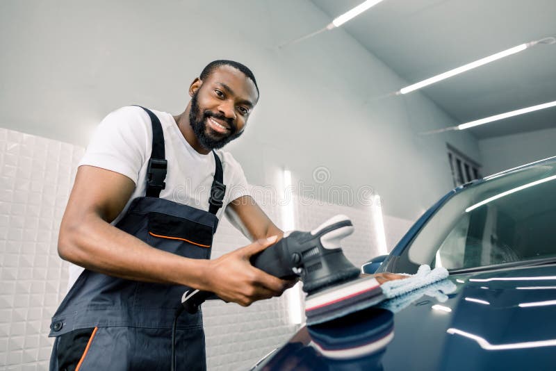 Concepto De Pulimento Y Detalle De Coches. Servicio De Coches Profesional  Trabajador Masculino Con Pulidor Orbital Pulir Capucha D Foto de archivo -  Imagen de profesional, hombre: 274194338