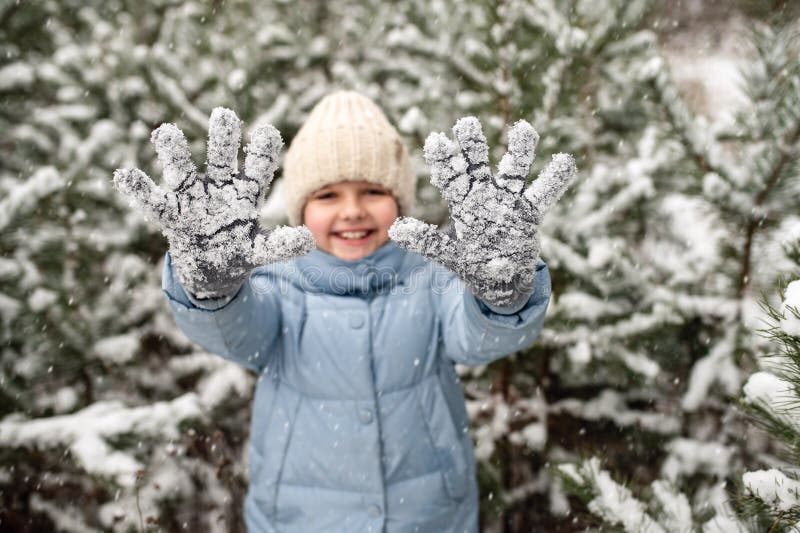 Sonriente Niña Jugando Con La Nieve En Sus Guantes. Niño Feliz Caminando En  El Bosque De Invierno Imagen de archivo - Imagen de fondo, vacaciones:  208082461