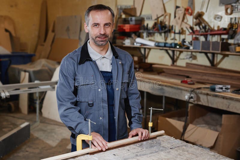 Sonriente trabajador de manufacturas imagen de archivo libre de regalías