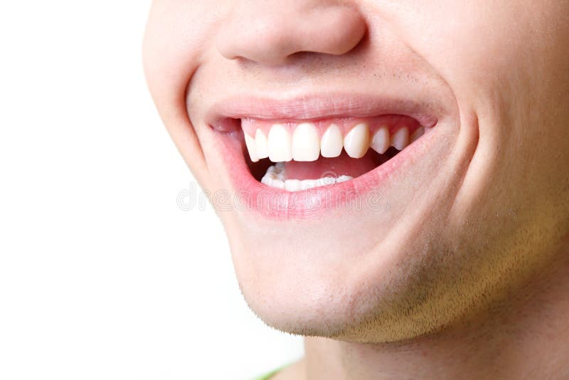 Sonrisa amplia hermosa del hombre joven con los grandes dientes blancos sanos imagenes de archivo Sonrisa amplia hermosa del hombre joven con los grandes dientes blancos sanos imagenes de archivo