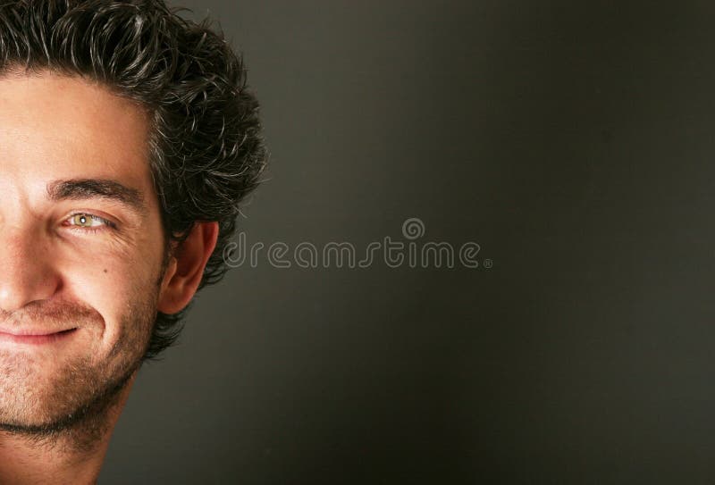 Sonrisa atractiva del hombre fotografía de archivo libre de regalías Sonrisa atractiva del hombre fotografía de archivo libre de regalías