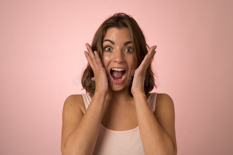 Sonrisa atractiva y hermosa joven de la mujer emocionada y feliz en choque agradable y la sorpresa que muestran la cara positiva fotografía de archivo libre de regalías