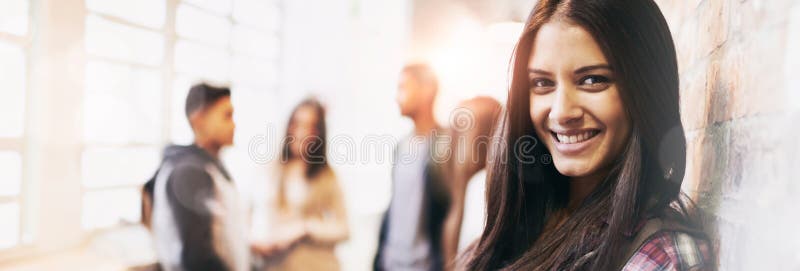 Sonrisa de aprendizaje y retrato de la mujer en el pasillo de la universidad para estudiar educación y becas. futuro feliz y fotografía de archivo