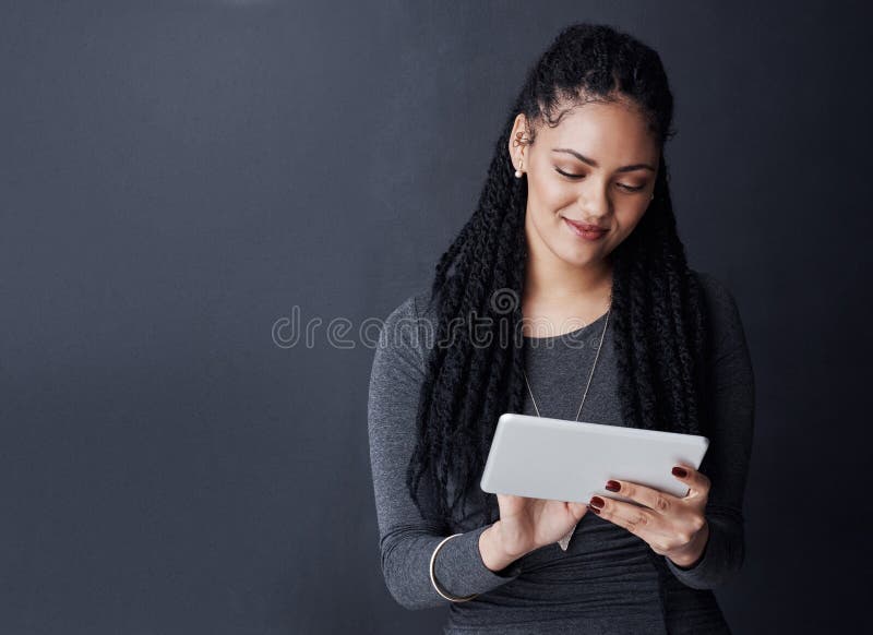 Sonrisa de estudio y mujer con desplazamiento para la lectura de tabletas blog e historia de noticias para el periodista de negoci fotos de archivo libres de regalías