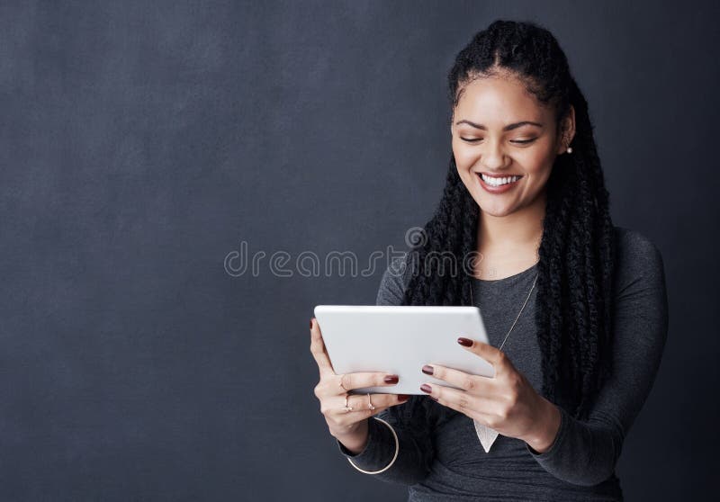 Sonrisa de estudio y mujer con tableta para la lectura de investigación blog e historia de noticias como editora de negocios. muje fotografía de archivo libre de regalías