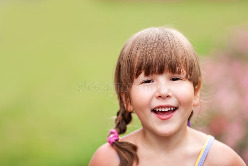 Sonrisa de la niña imagen de archivo Sonrisa de la niña imagen de archivo
