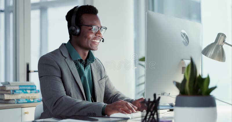 Sonrisa de servicio al cliente y hombre negro tecleando en consultorios de computadoras y consejos en el mostrador de ayuda. conve almacen de metraje de vídeo