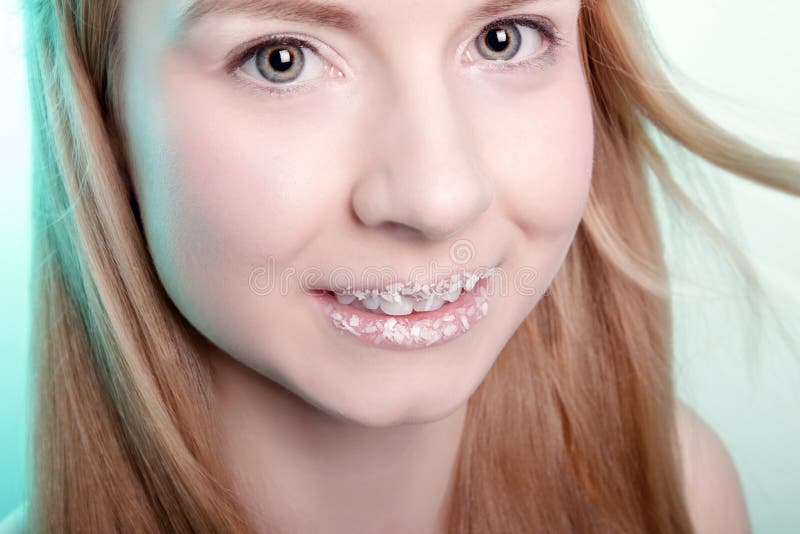 Sonrisa de una muchacha linda imagenes de archivo Sonrisa de una muchacha linda imagenes de archivo