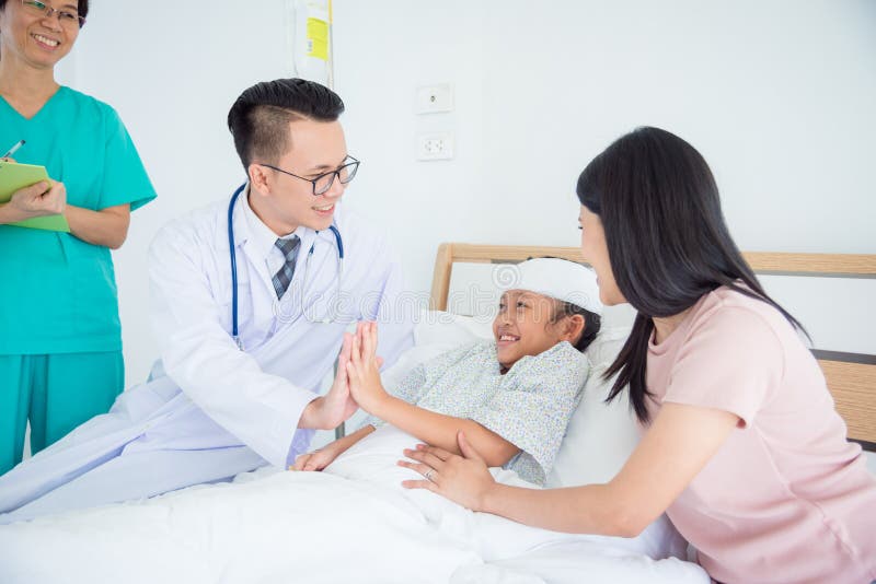 Sonrisa del paciente de la muchacha y mano conmovedora con el doctor fotografía de archivo libre de regalías Sonrisa del paciente de la muchacha y mano conmovedora con el doctor fotografía de archivo libre de regalías