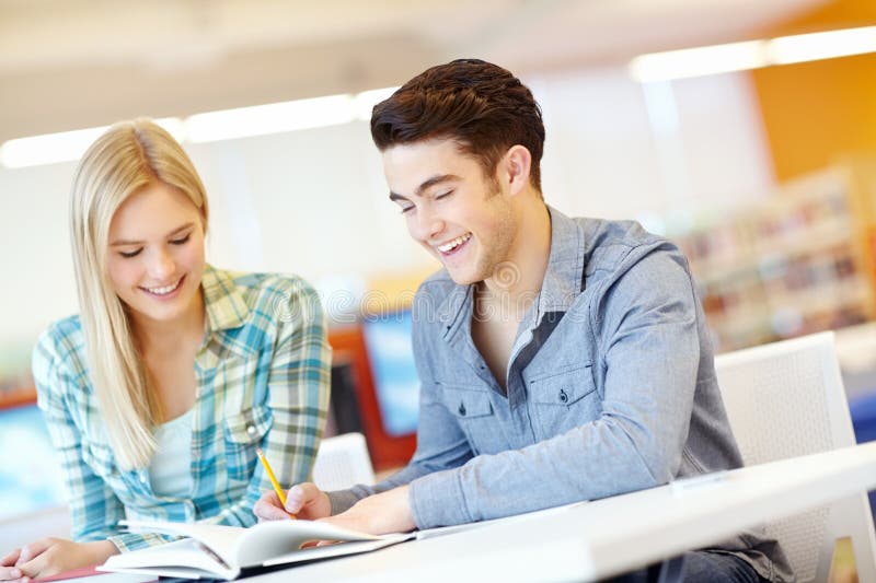 Sonrisa educativa y escribir con amigos estudiantes en la biblioteca de la universidad o campus universitarios para aprender. desa imágenes de archivo libres de regalías