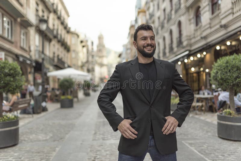 Sonrisa en el hombre del traje de la ciudad foto de archivo Sonrisa en el hombre del traje de la ciudad foto de archivo