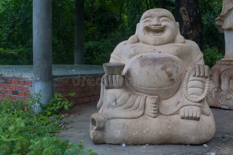 Sonrisa estatua de mármol y de piedra de Buda en el templo camboyano Batta imagen de archivo libre de regalías Sonrisa estatua de mármol y de piedra de Buda en el templo camboyano Batta imagen de archivo libre de regalías