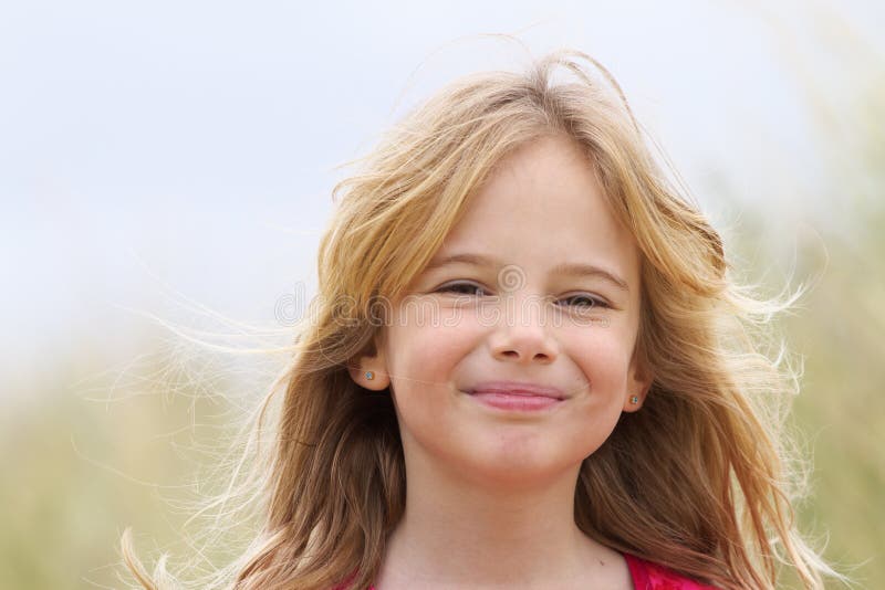 Sonrisa feliz de la muchacha hermosa imágenes de archivo libres de regalías Sonrisa feliz de la muchacha hermosa imágenes de archivo libres de regalías