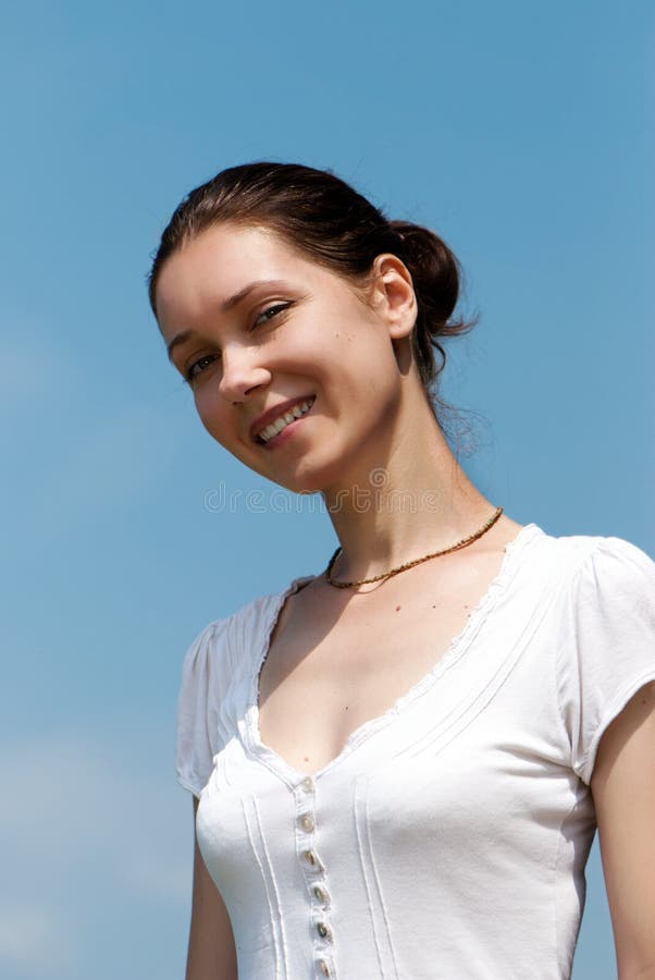 Sonrisa feliz de la mujer joven fotografía de archivo Sonrisa feliz de la mujer joven fotografía de archivo
