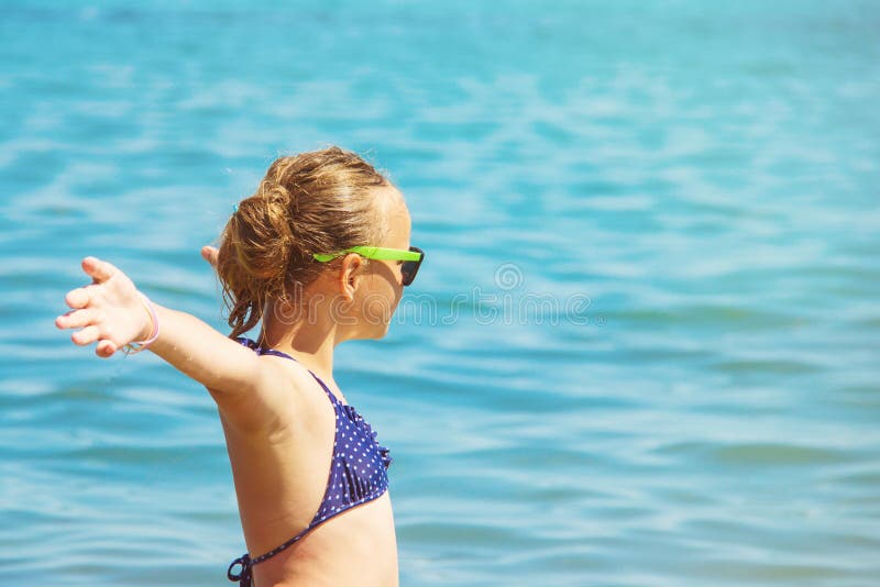 Sonrisa hermosa con las manos aumentadas, mujer de la muchacha el vacaciones de verano de la playa concepto de viaje de la libert fotografía de archivo Sonrisa hermosa con las manos aumentadas, mujer de la muchacha el vacaciones de verano de la playa concepto de viaje de la libert fotografía de archivo