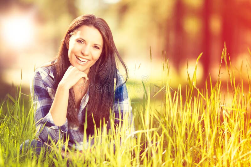 Sonrisa hermosa de la mujer imágenes de archivo libres de regalías Sonrisa hermosa de la mujer imágenes de archivo libres de regalías