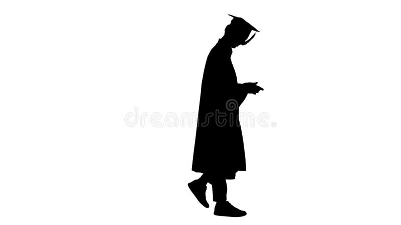 Sonrisa y caminata de un estudiante graduado en silhouette. almacen de metraje de vídeo
