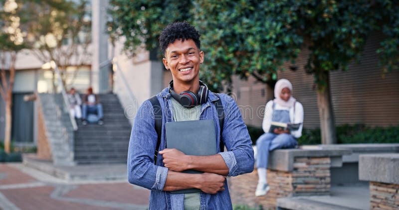 Sonrisa y retrato estudiantil en la escuela para portátil educativo y orgullo por los logros académicos. Hombre feliz y foto de archivo libre de regalías