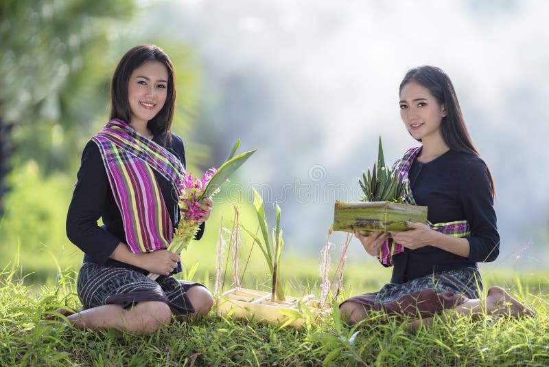 Sonrisa y risa asiáticas felices hermosas de la familia junto imagenes de archivo Sonrisa y risa asiáticas felices hermosas de la familia junto imagenes de archivo