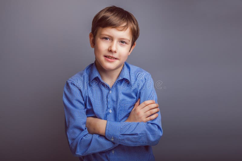 Sonrisas europeas del aspecto del pelo del marrón del muchacho del adolescente imagen de archivo libre de regalías Sonrisas europeas del aspecto del pelo del marrón del muchacho del adolescente imagen de archivo libre de regalías