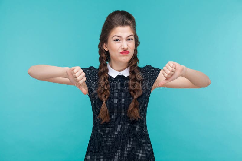 Sont en désaccord la jeune femme démontrent le signe d'aversion images stock Sont en désaccord la jeune femme démontrent le signe d'aversion images stock