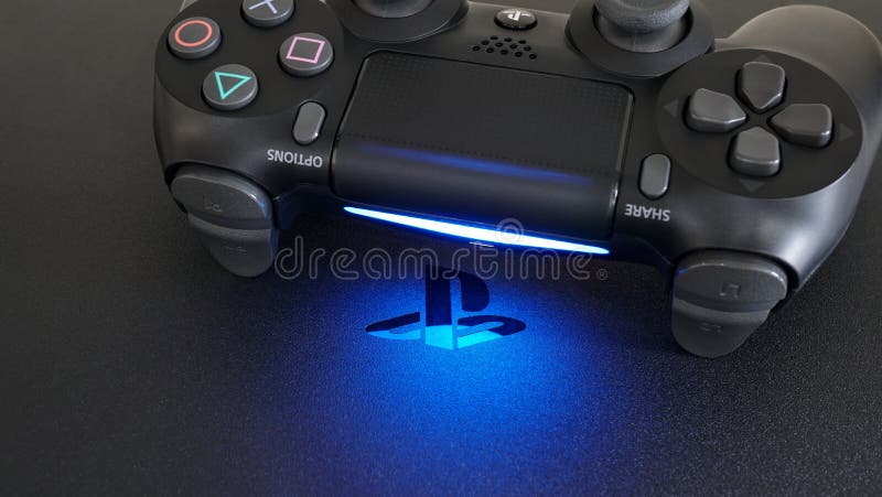 Sony Playstation 4 Thin Ps4 Mit Controller Dualshock 4 Der Blaue Led Logo Heimvideospielkonsole Glanzen Kann Redaktionelles Stockbild Bild Von Nachricht Leuchte 197690759