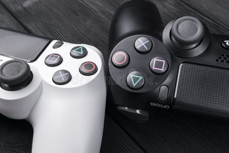 Sony PlayStation 4 ελεγκτής παιχνιδιών λεπτής 1Tb αναθεώρησης και 2 dualshock στο ξύλινο επιτραπέζιο υπόβαθρο Κονσόλα παιχνιδιών στοκ φωτογραφία με δικαίωμα ελεύθερης χρήσης Sony PlayStation 4 ελεγκτής παιχνιδιών λεπτής 1Tb αναθεώρησης και 2 dualshock στο ξύλινο επιτραπέζιο υπόβαθρο Κονσόλα παιχνιδιών στοκ φωτογραφία με δικαίωμα ελεύθερης χρήσης