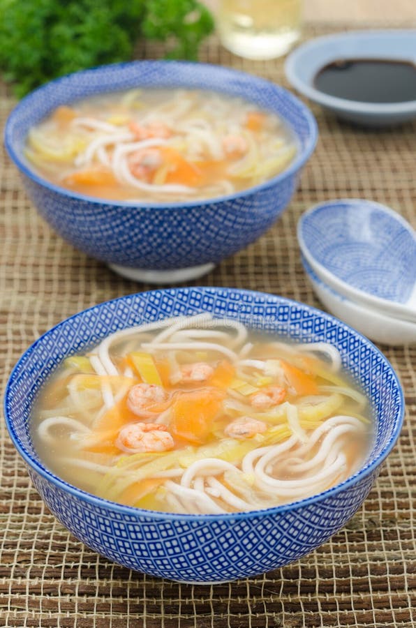 Sopa chinesa com macarronetes e vegetais fotografia de stock