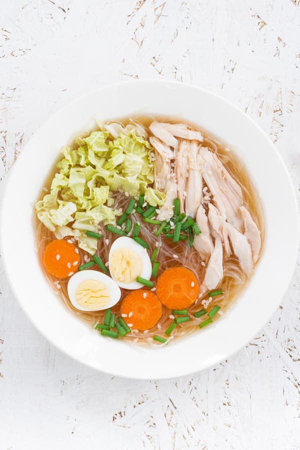 Sopa chinesa com macarronetes, os vegetais e a galinha de vidro fotos de stock
