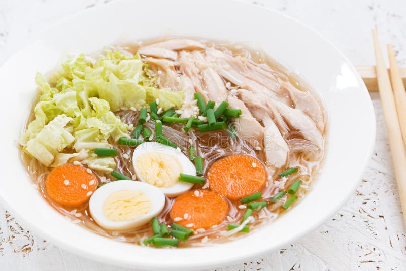 Sopa chinesa com macarronetes, os vegetais e a galinha de vidro, close up foto de stock